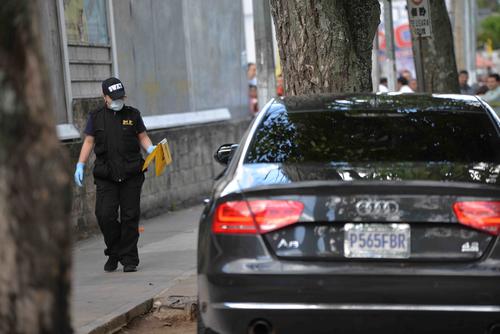 Una joven del grupo de recolección de evidencia, recorre el área después de haber sido acordonada. Cumple con el protocolo de utilizar guantes y mascarilla. (Foto: Soy502) 