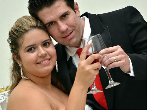 La pareja fue captada en la celebraci&oacute;n en la que no esconden su felicidad al unir sus vidas en matrimonio. (Foto: Google)