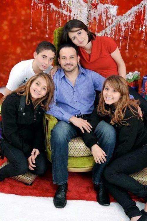 La familia L&oacute;pez Lepe en una imagen navide&ntilde;a. En el tr&aacute;gico accidente del s&aacute;bado fallecieron el pap&aacute;, Erick Daniel L&oacute;pez; la mam&aacute;, Roc&iacute;o y las hermanas gemelas Mar&iacute;a Andr&eacute;e y Mar&iacute;a Ren&eacute;e, de 15 a&ntilde;os. El &uacute;nico sobreviviente fue Germ&aacute;n Daniel. (Foto: Facebook)