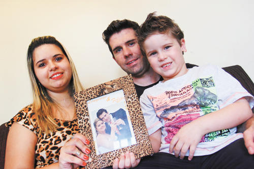 D&iacute;as posteriores a la boda, la pareja subi&oacute; una fotograf&iacute;a en la que comparten sus vidas felices y con el retrato del recuerdo. (Foto: Google)