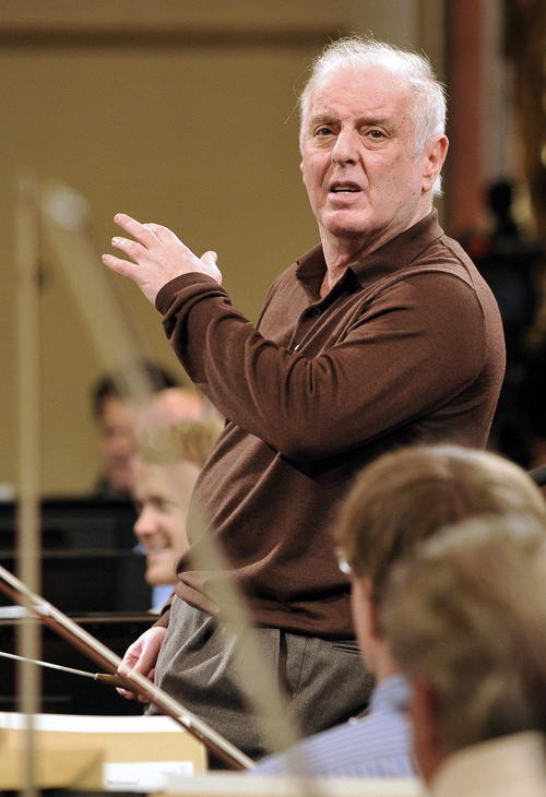 El maestro Daniel Barenboim dirigir&aacute; a la Orquesta Filarm&oacute;nica de Viena en el Concierto de A&ntilde;o Nuevo 2014. Esta vez se conmemorar&aacute; el comienzo de la Primera Guerra Mundial (1914-1918) y la figura del compositor Richard Strauss. (EFE)