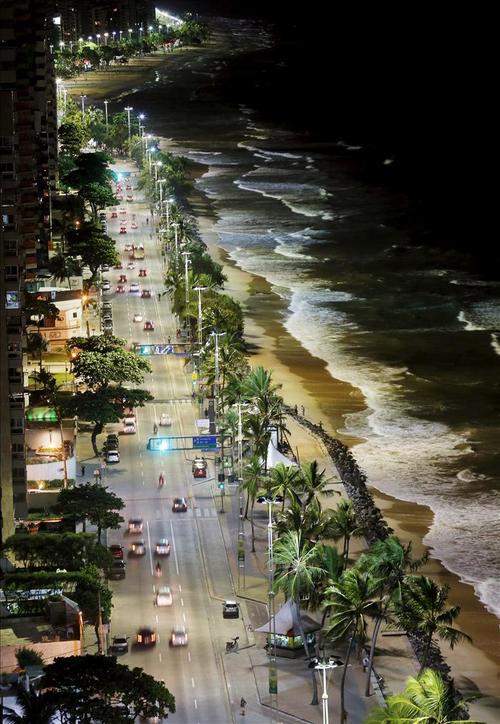 Vista nocturna de la concurrida playa urbana de Boa Viagem en Recife, ciudad sede del Mundial de f&uacute;tbol de Brasil 2014. (Foto: EFE)