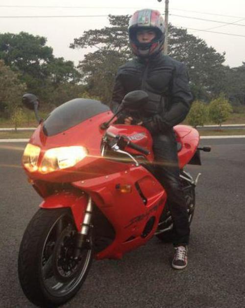 El joven muestra su gusto por las motocicletas y autom&oacute;viles.  (Foto Facebook)