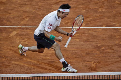 El tenista japon&eacute;s Kei Nishikori celebra un punto ante el espa&ntilde;ol David Ferrer, durante el partido de semifinales del Masters 1000 de Madrid que se disput&oacute; en la Caja M&aacute;gica. (Foto: EFE)