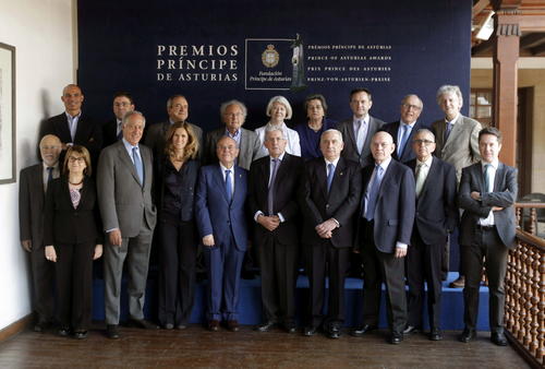 Los miembros del jurado del Premio Pr&iacute;ncipe de Asturias de Investigaci&oacute;n Cient&iacute;fica y T&eacute;cnica 2014 posan al inicio de la reuni&oacute;n en Oviedo. (Foto: EFE)