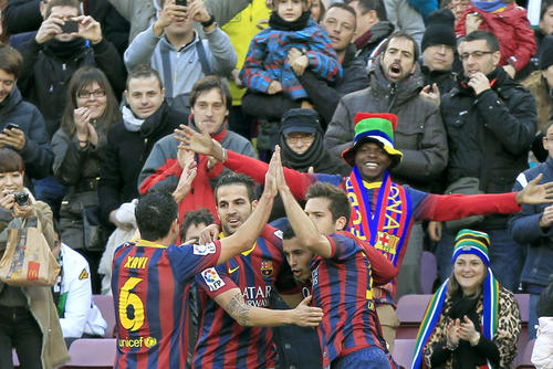 Pedro Rodr&iacute;guez celebra junto a sus compa&ntilde;eros el 2-0 transitorio que consigui&oacute; para el Barcelona