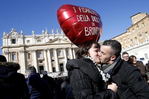 Decenas de parejas llegaron al Vaticano a celebrar el d&iacute;a de San Valent&iacute;n. Foto:Efe