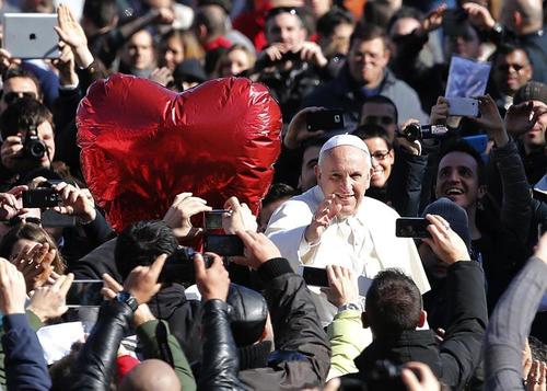 El Papa Francisco saluda a las parejas que llegaron a la Plaza San Pedro. Foto:Efe