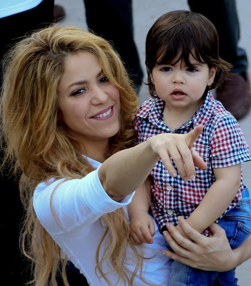 La cantante colombiana Shakira, con su hijo Milan Piqu&eacute;, durante la inauguraci&oacute;n de un colegio de su Fundaci&oacute;n Pies Descalzos. (Foto:EFE)