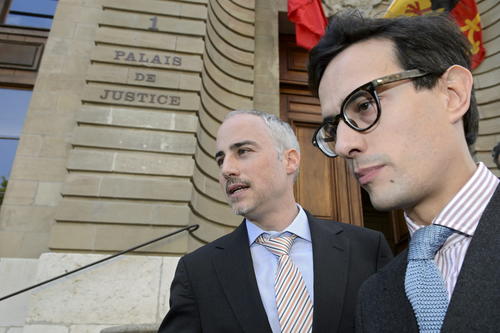 Los abogados de la defensa Florian Baizer (izquierda) y Giorgo Campa (derecha) en las afueras del palacio de justicia en Ginebra donde inicio el juicio contra Sperinsen. (Foto:EFE) 