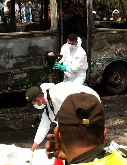 Se investiga las causas de la explosi&oacute;n del bus. (Foto:Efe/El Heraldo) 