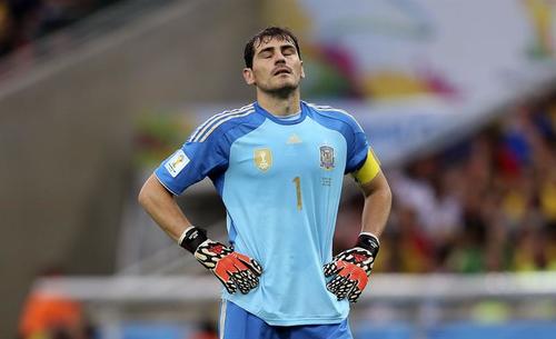 Desconsolado se mostro Iker Casillas tras la eliminaci&oacute;n de Espa&ntilde;a en la fase de grupos. (Foto: EFE).