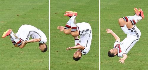 As&iacute; celebr&oacute; Klose su gol n&uacute;mero 15 en mundiales. (Foto: EFE)
