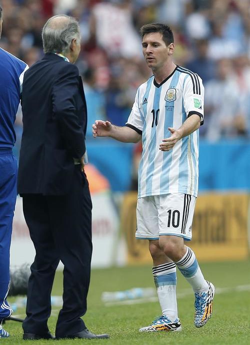 Messi no quer&iacute;a salir del juego. Sabella decidi&oacute; cuidarlo: no se puede dar el lujo de perder al crack. (Foto: EFE)