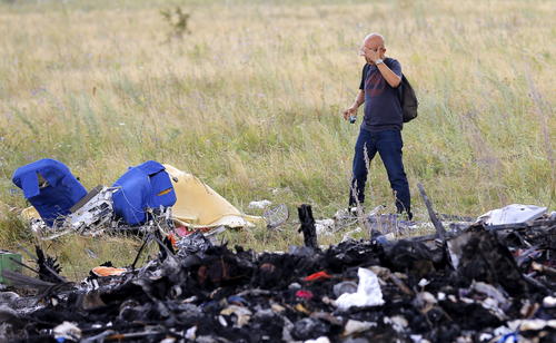 Los expertos siguen investigando en la zona donde cay&oacute; el avi&oacute;n. (Foto: EFE) 