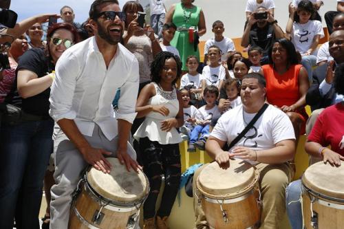 Ricky Martin cant&oacute;, bail&oacute; y disfruto el momento con los ni&ntilde;os del nuevo centro. (Foto: EFE)