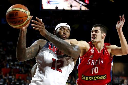 El p&iacute;vot estadounidense DeMarcus Cousins lucha un bal&oacute;n con el alero Nikola Kalinic. (Foto: EFE)