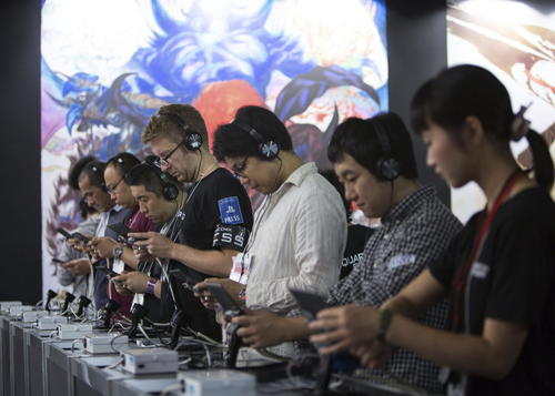 Algunos visitantes juegan al videojuego Final Fantasy Explorers en una Nintendo 3DS durante la Feria de Videojuegos de Tokio 2014, en el centro de congresos Makuhari Messe en el este de Tokio (Jap&oacute;n). (Foto: EFE/Christopher Jue)