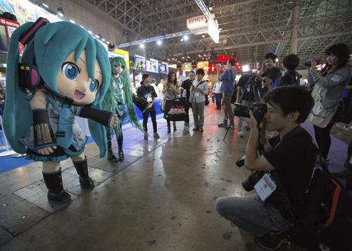 Personajes de Hatsune Miku, de Sega, posan para la prensa durante la Feria de Videojuegos de Tokio 2014, en el centro de congresos Makuhari Messe en el este de Tokio (Jap&oacute;n).. (EFE/Christopher Jue)