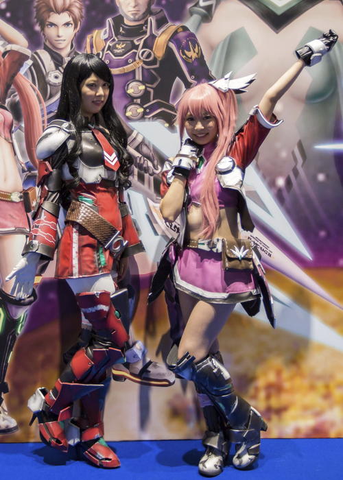 Dos visitantes posan vestidas como personajes del videojuego Phantasy Star Nova, de Sega, durante la Feria de Videojuegos de Tokio 2014, en el centro de congresos Makuhari Messe en el este de Tokio (Jap&oacute;n). (Foto: EFE/Christopher Jue)