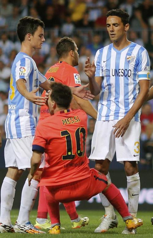 Messi al suelo, tras el conato de pelea con Welligton. (Fotro: EFE)
