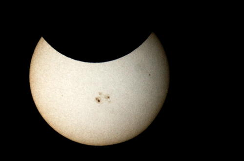 El &uacute;ltimo eclipse parcial de sol ocurri&oacute; el pasado 23 de octubre.  (Foto: EFE)