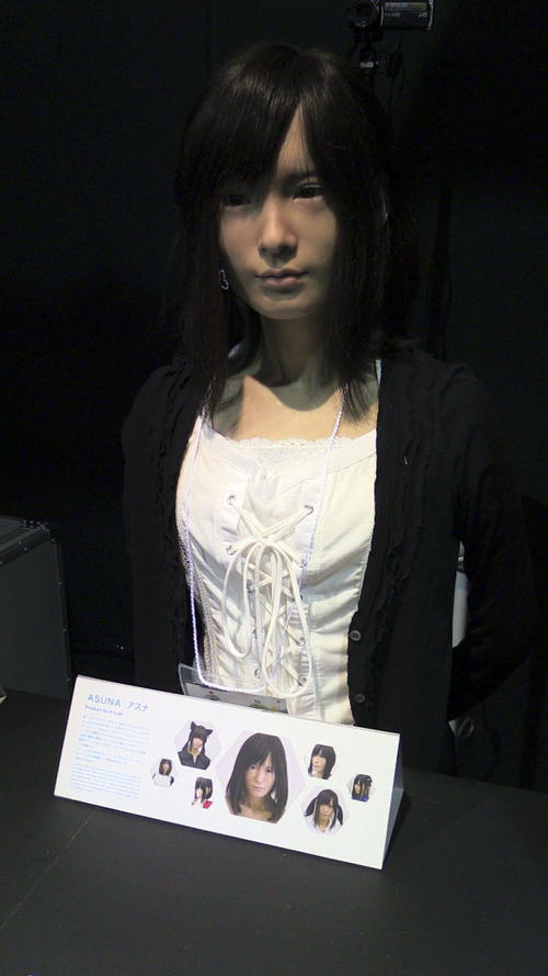 Asuna, autómata que actúa como recepcionista y tiene apariencia de joven japonesa, es el androide más realista de la exposición "Super Robot" que forma parte de la Semana del Diseño de Tokio. (Foto: EFE/María Roldán)