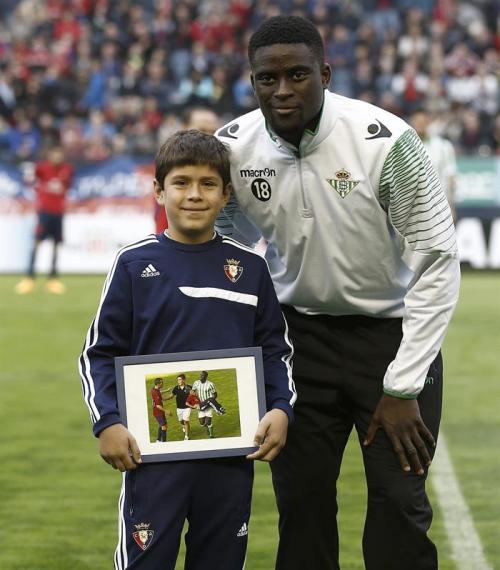 El ni&ntilde;o Ibai, le dio en las manos un recuerdo al jugador N'Diaye como muestra de agradecimiento. (Foto: EFE)