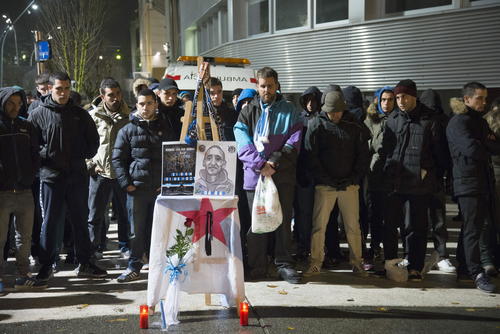 Aficionados del Alav&eacute;s rindieron homenaje a "Jimmy". La concentraci&oacute;n se llev&oacute; a cabo en las afueras del estadio Mendizorrotza antes del partido de ida de dieciseisavos de final de la Copa del Rey que el Alav&eacute;s jug&oacute; ante el Espanyol. (Foto: EFE)