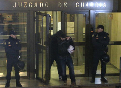 Algunos de los 21 detenidos el fin de semana se&ntilde;alados de atacar al seguidor del Deportivo La Coru&ntilde;a salieron en libertad. El juzgado los dej&oacute; libres, pero seguir&aacute;n bajo investigaci&oacute;n por los cargos de ri&ntilde;a tumultuaria y deben presentarse al juzgado dos meses al mes. (Foto: EFE)