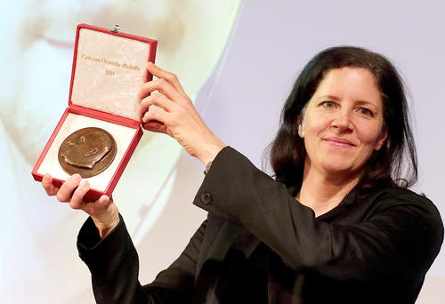 La documentalista Laura Poirtras sostiene el 2014 Carl von Ossietzky Medalla, otorgado a ella por la Liga Internacional de los Derechos Humanos, en Berl&iacute;n, Alemania, 14 de diciembre de 2014. (Foto: EFE/WOLFGANG KUMM)