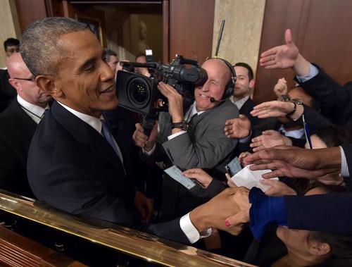 El Presidente Obama saluda al terminar su discurso. (Foto: EFE)