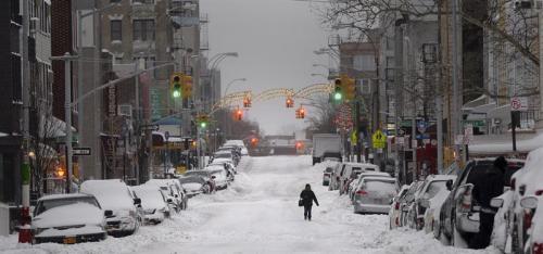 Nueva York esperaba hasta medio metro de nieve, pero solo se reporta un nivel de 16 cent&iacute;metros. (Foto: EFE)