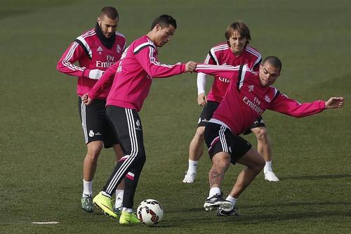 Benzem&aacute;, Cristiano y Pepe, en un entreno donde ya participa Luka Modric. (Foto: EFE).