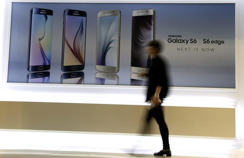 Los nuevos teléfonos inteligentes Samsung Galaxy S6 y S6 Edge. (Foto:  EFE/Jeon Heon-Kyun)