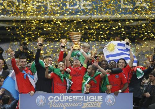 El uruguayo Edison Cavani mostr&oacute; con orgullo la bandera de su pa&iacute;s. (Foto: EFE)