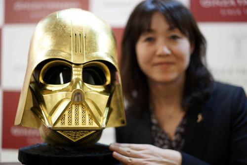 Aunque todavía quedan ocho meses para el estreno del filme, Ginza Tanaka decidió comercializar las monedas el 4 de mayo en un guiño a la expresión "May the Force be with you" (Que la Fuerza te acompañe), cuya primera parte se pronuncia en inglés de forma parecida a dicha fecha. (Foto: EFE)