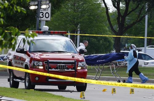 Trabajadores trasladan los cuerpos de los dos individuos que perpetraron un ataque ayer contra una exposici&oacute;n de caricaturas de Mahoma, en Garland, Texas.  (Foto: EFE) 