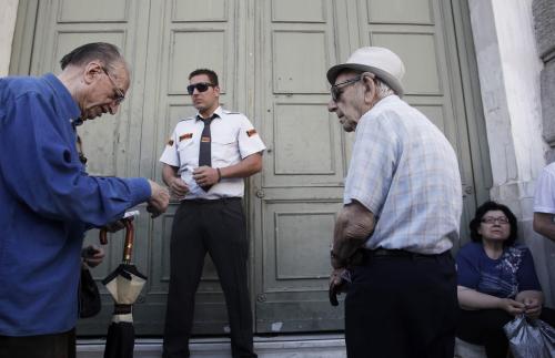 Grecia abri&oacute; este lunes los bancos, pero a&uacute;n mantiene controles fuertes. (Foto: EFE)