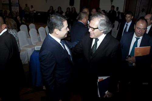 Luis Almagro, Secretario General de la OEA, dialoga con el presidente de Honduras, Juan Orlando Hern&aacute;ndez. (Foto: EFE)