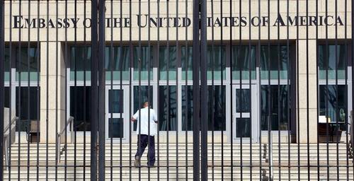 Un hombre entra en la embajada de Estados Unidos en La Habana, Cuba. (Foto EFE)