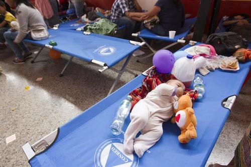Ningún niño se encuentra solo en el albergue. Por fortuna, todos encontraron a un familiar. (Foto: Esteban Biba/EFE)