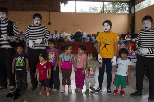 Los niños juega para no pensar, para que la angustia no los alcance a ellos. (Foto: Esteban Biba/ EFE)