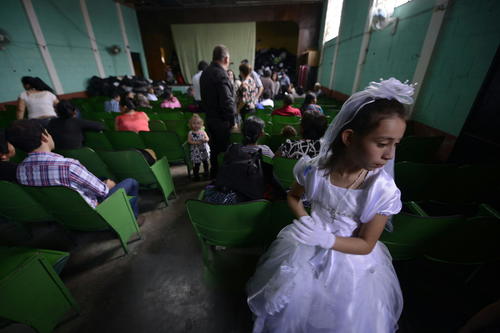 El d&iacute;a de fiesta no fue tal. La mirada perdida de los ni&ntilde;os por la p&eacute;rdida de los amigos que ese domingo los acompa&ntilde;ar&iacute;an en la misa de Primera Comuni&oacute;n. (Foto: EFE)