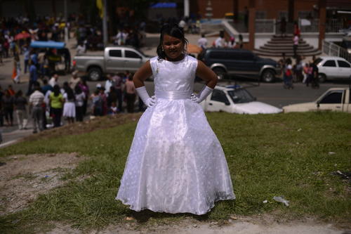 Esta ni&ntilde;a posa frente a la iglesia de Santa Catarina Pinula luego de recibir la primera Comuni&oacute;n. (Foto: EFE)