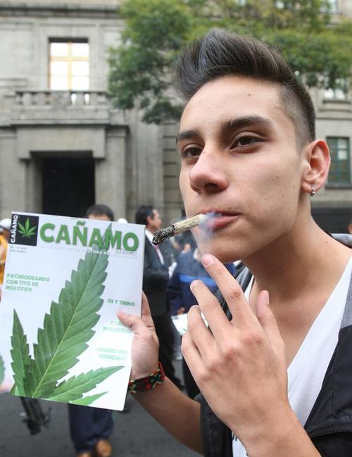 Un joven fuma marihuana en las afueras de la Suprema Corte de Justicia de la Naci&oacute;n, en Ciudad de M&eacute;xico. (Foto EFE)