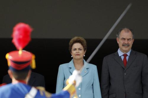 Fotografía de archivo fechada el 8 de mayo de 2015 que muestra al ministro de gabinete Aloizio Mercadante (d) y a la presidenta Dilma Rousseff (c) durante una ceremonia en Brasilia. (Foto: EFE)