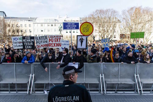 Manifestantes se concentran durante una protesta que pide la renuncia del primer ministro island&eacute;s, Sigmundur David Gunnlaugson, frente al Parlamento en Reykjavic (Islandia). (Foto: EFE)