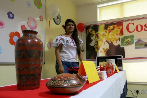 Una mujer costarricense junto al mostrador de su pa&iacute;s en las celebraciones del D&iacute;a del Espa&ntilde;ol en la India que tuvieron lugar en el Instituto Cervantes de Nueva Delhi. (Foto: EFE)