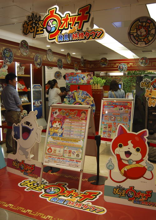 Clientes hacen cola para adquirir productos de la franquicia "Yo-Kai Watch" en la tienda temporal Yo-Kai Watch Town instalada en la estaci&oacute;n de metro de Tokio. (Foto: EFE)